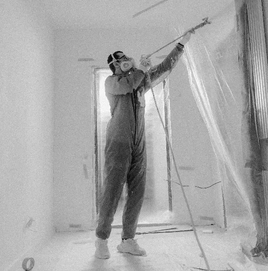 Técnico de Fumigaciones Nazaret aplicando control de plagas en una vivienda